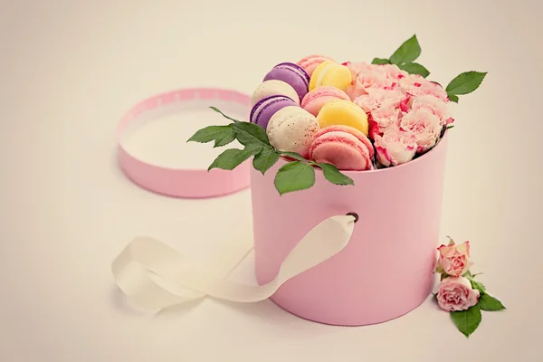 Savoureux macarons et roses en coffret — Photo