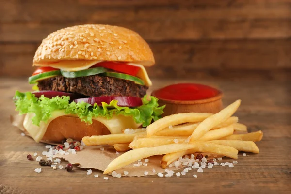 Hamburger with french fries — Stock Photo, Image