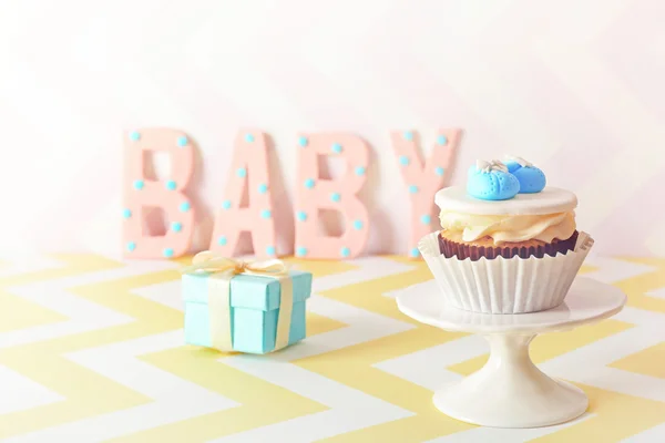 Palavra bebê com cupcake — Fotografia de Stock