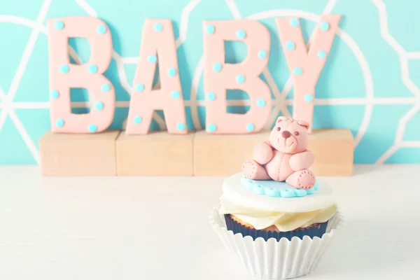 Ordet Baby med cupcake — Stockfoto
