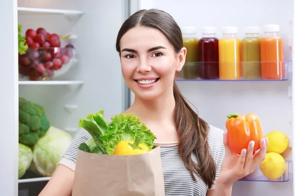 Junge Frau mit Einkaufskasten — Stockfoto