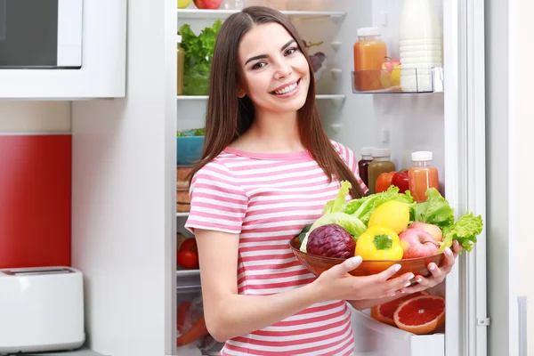 Ung kvinna med frukt och grönsaker — Stockfoto