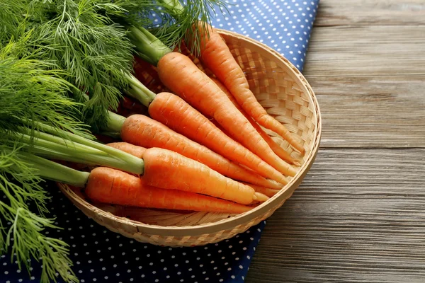 Cenouras em taça de vime — Fotografia de Stock