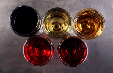 Farklı renkteki şaraplar ile gözlük 