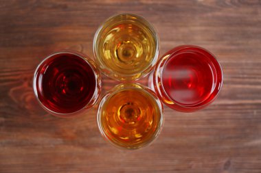 Farklı renkteki şaraplar ile gözlük 