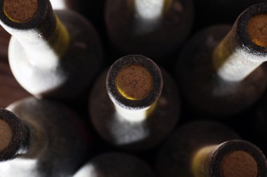 Tozlu şarap şişeleri yığınları