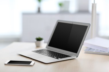 İşyeri dizüstü bilgisayar ve cep telefonu