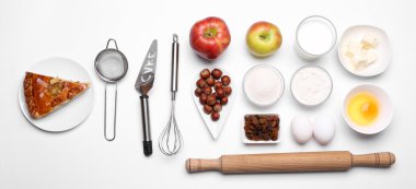 Kek malzemeler üzerinde beyaz masa