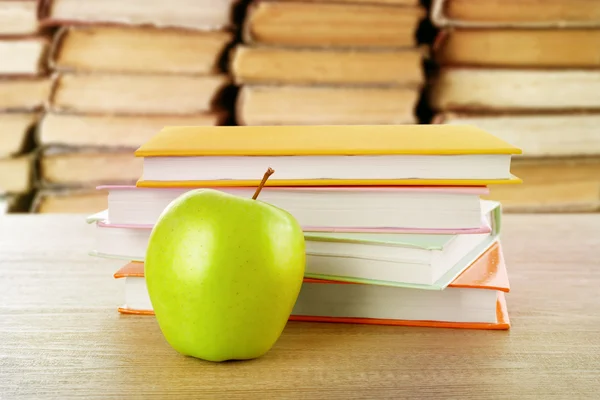 Bücher mit grünem Apfel — Stockfoto