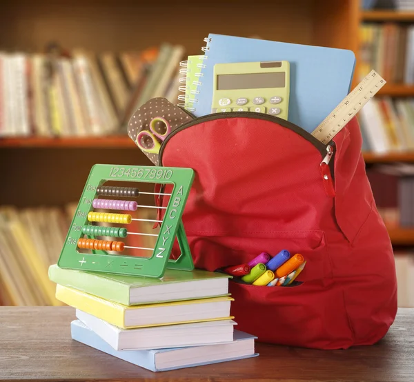 Mochila com material escolar — Fotografia de Stock