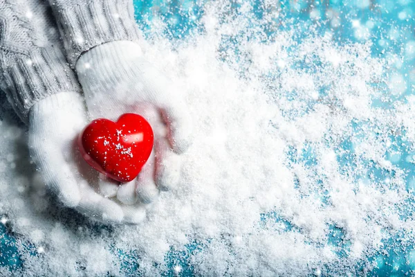 Las manos en la celebración de corazón rojo — Foto de Stock