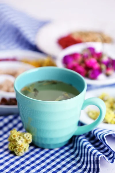 Kopje thee met aromatische droge thee — Stockfoto
