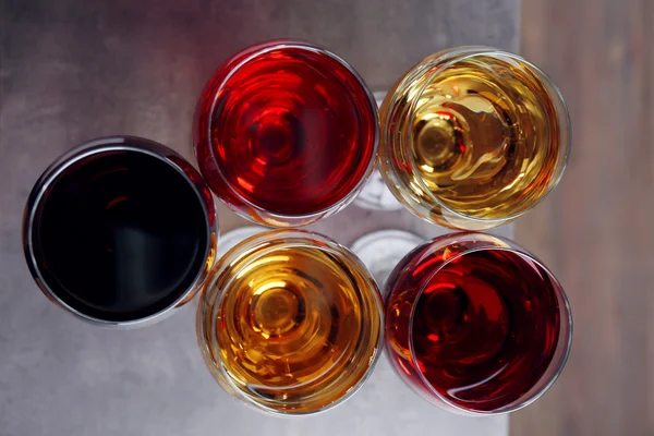Окуляри з винами різних кольорів — стокове фото
