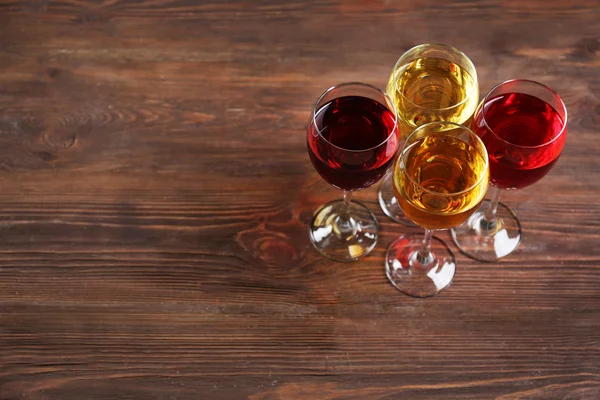 Окуляри з винами різних кольорів — стокове фото