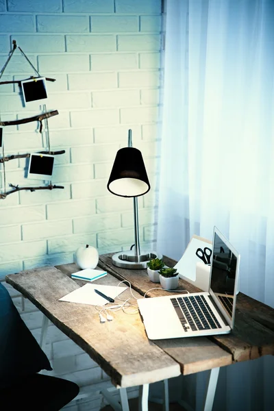 Lugar de trabajo moderno con portátil —  Fotos de Stock