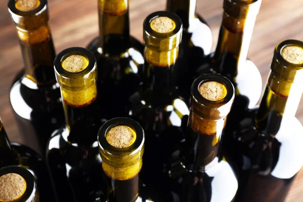 Hromádky lahví vína — Stock fotografie