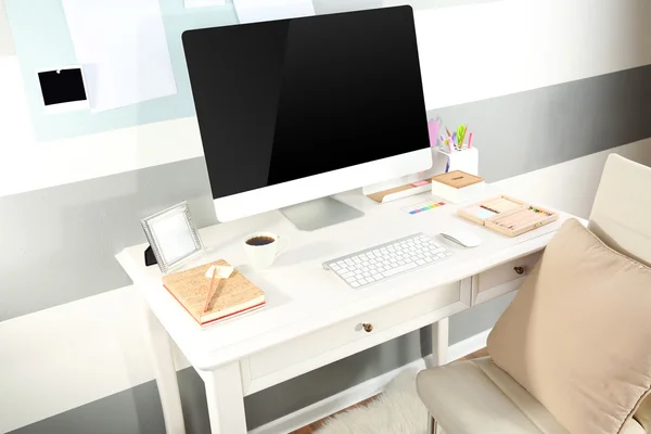 Modern arbetsplats med dator — Stockfoto