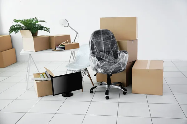 Перемещение картонных коробок в офисном пространстве — стоковое фото