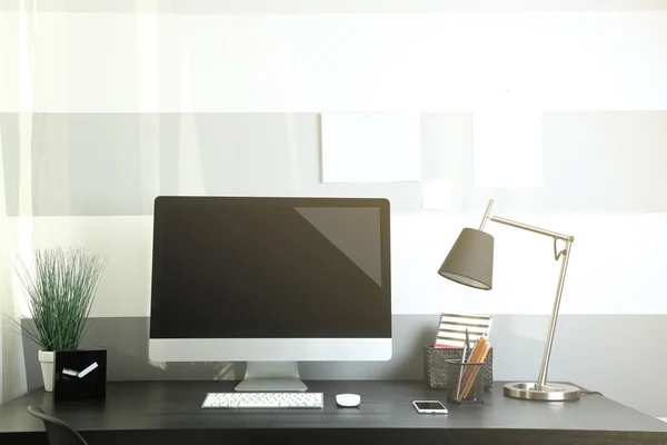 Comodo posto di lavoro con il computer — Foto Stock