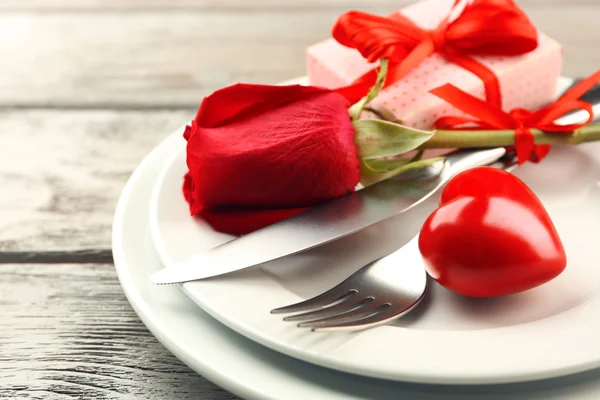 Apparecchiatura di tavola festiva durante San Valentino — Foto Stock