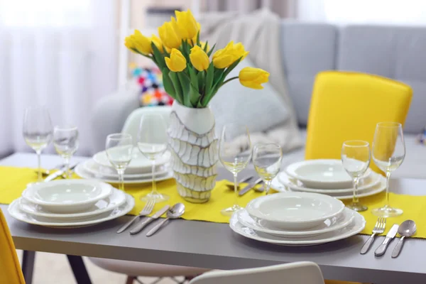 Tabel geserveerd voor het diner — Stockfoto