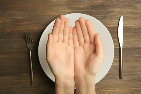 Mãos femininas e prato vazio — Fotografia de Stock