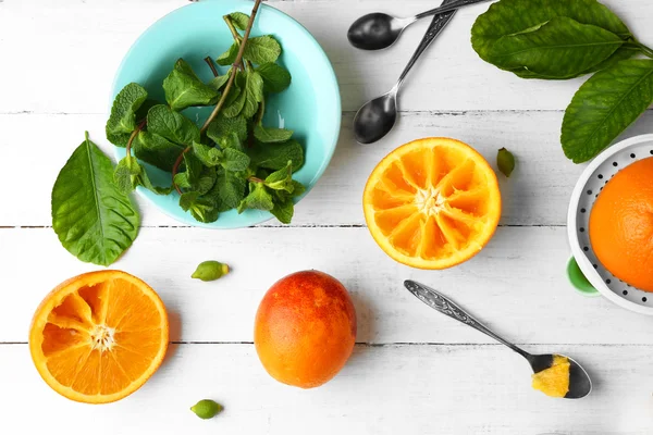 Comer naranjas con cuchara —  Fotos de Stock