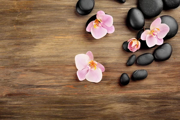 Spa kövek és orchidea virágok — Stock Fotó
