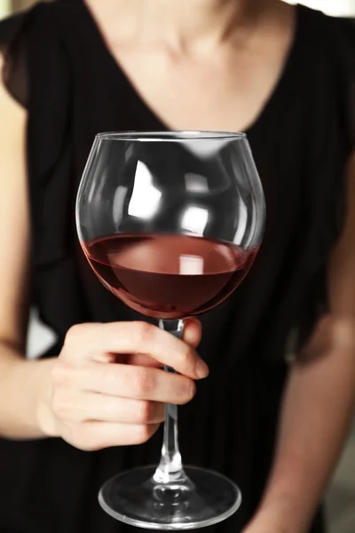 Kvinna som håller glas vin — Stockfoto