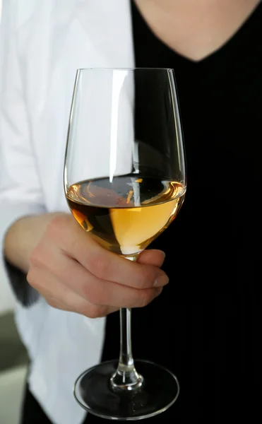 Mujer sosteniendo copa de vino — Foto de Stock