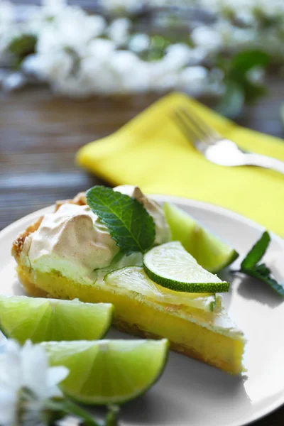 Fatia de bolo de limão saboroso — Fotografia de Stock