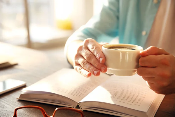 Junger Mann trinkt Kaffee — Stockfoto