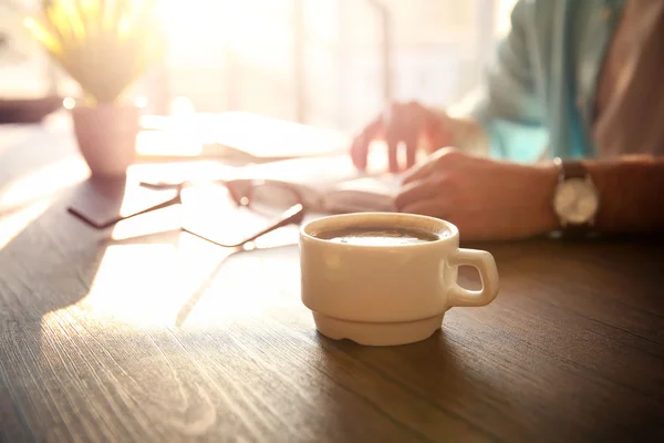 Fincan kahve ve oturan adam — Stok fotoğraf