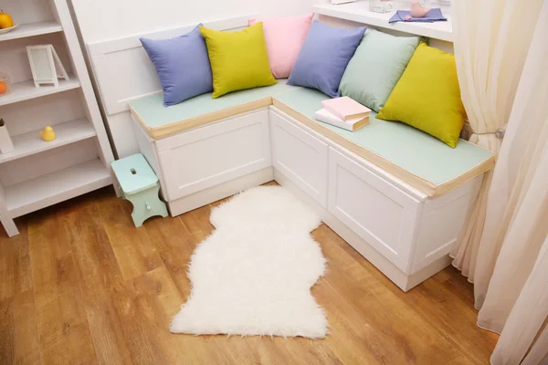 Kleurrijke kussens op hoekje meubelen — Stockfoto