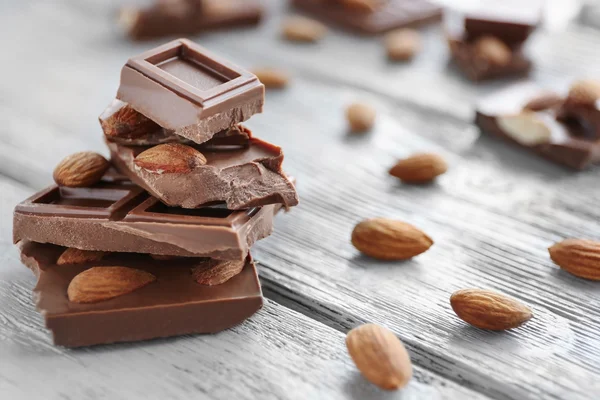 Chokladbitar med nötter — Stockfoto