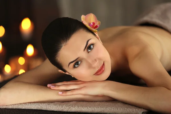 Beautiful girl in spa salon — Stock Photo, Image