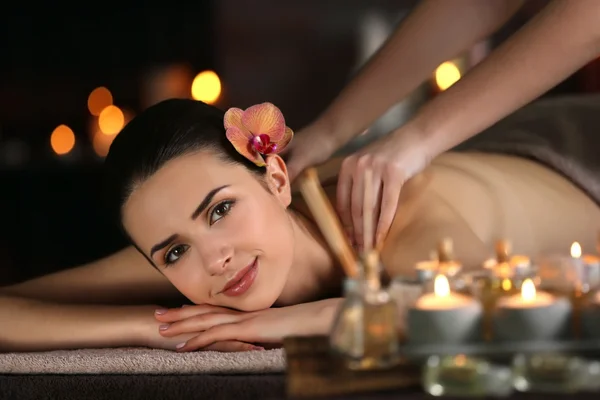 Gadis cantik di salon spa — Stok Foto