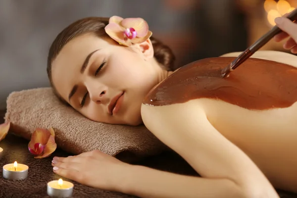 Hermosa chica en el salón de spa — Foto de Stock