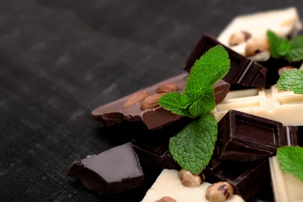Pedaços de chocolate com folhas de menta — Fotografia de Stock