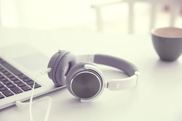 New headphones and laptop — Stock Photo, Image