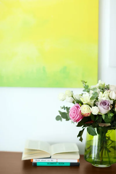Vaas met verse rozen — Stockfoto