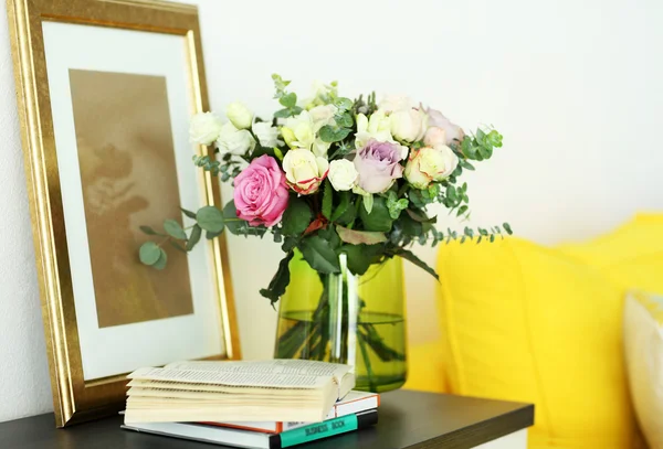 Vaso com rosas frescas — Fotografia de Stock