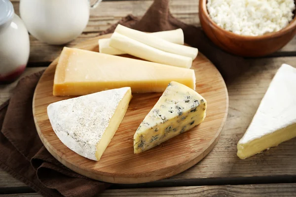 Fromage sur planche à découper — Photo