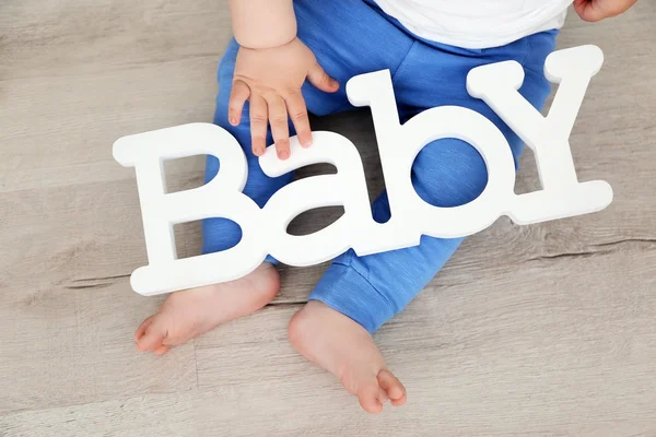 Menino brincando com letras — Fotografia de Stock