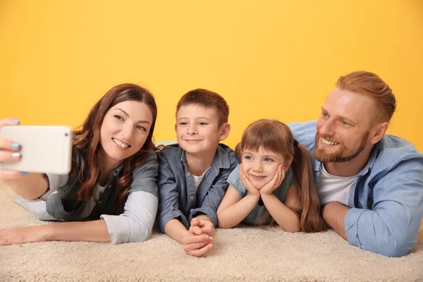 Famiglia che prende selfie — Foto Stock