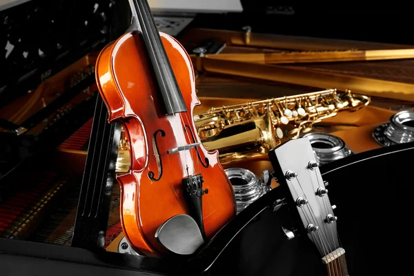 Muziekinstrumenten met piano — Stockfoto