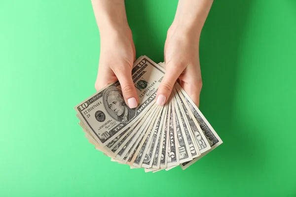 Dłonie kobiety trzymające pieniądze — Zdjęcie stockowe