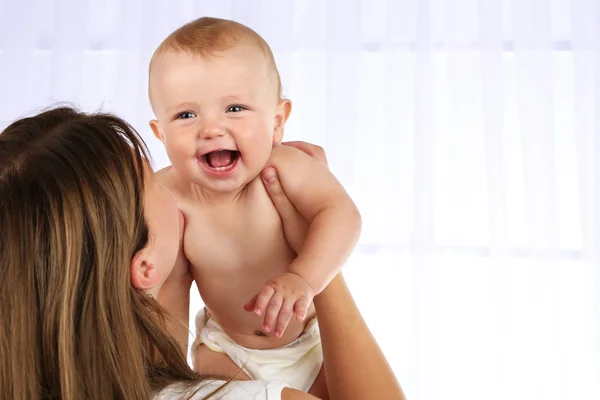 Lindo bebé con mamá —  Fotos de Stock