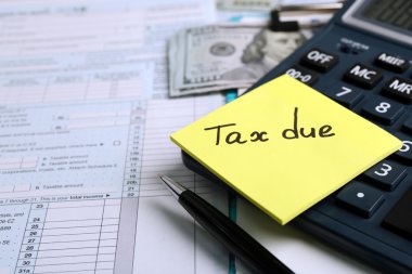 hesap makinesi ile nakit ve belgeler