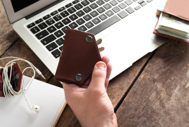 Adam el ile anahtar taşı